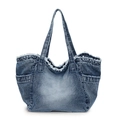 Sac fourre-tout en jean délavé avec bords effilochés et poches latérales sur fond blanc - Bleu Denim