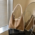 Borsa a tracolla in ecopelle marrone con finiture in peluche per l'autunno inverno - Marrone