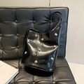 Borsa a spalla in pelle nera lucida con borchie argentate su sfondo in pelle di lusso - Nero
