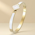 Dettaglio del bracciale a quadrifoglio dorato con intarsio in madreperla bianca e cristalli - Stile Quadrifoglio Bianco