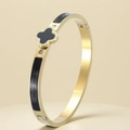 Dettaglio del bracciale a quadrifoglio con intarsi neri e cristalli in acciaio oro - Stile Quadrifoglio Nero