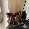 Dunkelbraune gesteppte Tote-Bag mit goldenen Kettenriemen und glänzender Lederoptik - Ohne Anhänger / Braun
