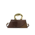 Bolso trapezoidal marrón oscuro con solapa de cocodrilo y asa de metal dorado curvo - Marrón