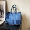 Bolso tote grande de tela vaquera patchwork con correa ajustable e interior espacioso - Azul claro