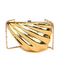 Elegante bolso bandolera dorado con forma de concha y correa de cadena de metal - Dorado