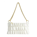 Weiße gefaltete Rüschen-Schultertasche mit eleganter goldener Kette und Faltenoptik - Weiß