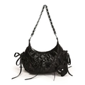 Bolso de media luna acolchado negro con lazos decorativos y cadena de plata - Negro