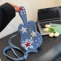 Borsa a tracolla in denim blu a forma di chitarra con stelle argentate e catene - Blu