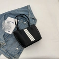 Bolso tote de nailon negro con rayas blancas sobre fondo de tela vaquera - Pequeño / Negro
