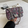 Schultertasche aus Tweed in Rosa und Schwarz mit silberner Kette und Drehverschluss - Rosa