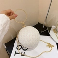 Sphärische perlmuttweiße Abendtasche mit goldenem Diamantgriff und Glitzer-Pailletten - Weiß