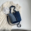 Sac fourre-tout en jean patchwork bleu sur une robe plissée blanche élégante - Bleu foncé