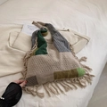 Borsa tote in maglia patchwork con nappe in tonalità grigio, verde e beige chic - Beige