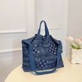 Dunkelblaue Denim-Tragetasche mit Sternen-Patchwork und Karomuster auf weißem Tisch - Dunkelblau