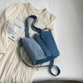 Sac à épaule en denim bleu bicolore avec design patchwork et bandoulière - Bleu clair