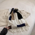 Borsa tote in maglia bohémien con motivo color block e lunghe frange bianche - Bianco