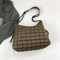 Sac à bandoulière matelassé marron foncé avec bandoulière décorative en cordon bicolore - Marron