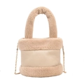 Schicke cremefarbene Beuteltasche aus Kunstleder mit Plüschbesatz und Goldkette - Hellbeige