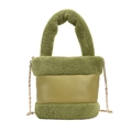 Matcha-grüne Plüsch-Beuteltasche mit Lammfell-Textur und goldener Gliederkette - Grün