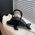 Borsa a mano a forma di balena in pelle nera con cerniera dorata e motivi a righe - A mano (Senza Catena) / Nero