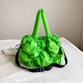 Sac fourre-tout matelassé vert néon avec bandoulière noire réglable et texture plissée - Vert