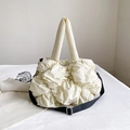 Sac nuage matelassé blanc cassé avec volants et bandoulière réglable en nylon noir large - Blanc