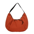 Bolso de hombro de nailon naranja óxido con diseño plisado y correa de tejido negro - Naranja