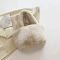 Bolso de mano minimalista de felpa beige con silueta suave y textura de piel sintética - Color Té con Leche