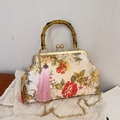 Sac à main vintage en soie à fleurs avec poignée en bambou et fermoir perle élégant - Rose