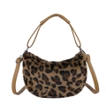 Bolso medialuna de felpa con estampado de leopardo y correas dobles sobre blanco - Estampado de leopardo
