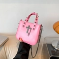 Borsa gotica rosa con borchie argentate, ciondolo a croce e catene metalliche - Croce Rosa