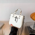 Borsa a tracolla gotica bianca con borchie metalliche, croce e punte laterali - Croce Bianco