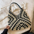 Bolso de hombro de paja tejida con patrón geométrico en blanco y negro y cuero - Negro