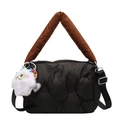 Zwarte gewatteerde puffer schoudertas met bruin handvat en witte pluchen monsterhanger - Met Hanger / Zwart