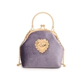 Vintage Abendtasche aus lila Samt mit goldenem Herzverschluss und Perlenverzierung - Lila