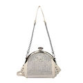 Elfenbeinfarbene Muscheltasche mit funkelnden Strasssteinen und silberner Kette - Weiß