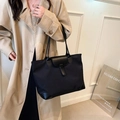 Borsa tote in nylon nero con finiture in pelle e tasca frontale per il pendolarismo - Nero