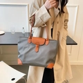 Borsa tote in nylon grigio con dettagli in pelle marrone indossata da una modella - Marrone