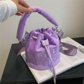 Violette Plüsch-Beuteltasche mit Prägung THE BUCKET und passendem breitem Schultergurt - Lila
