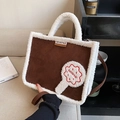 Borsa tote in camoscio marrone con bordo in ecopelliccia e toppa con biscotto - Marrone