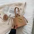 Sac seau kaki chic avec cordon de serrage et anneaux métalliques octogonaux dorés - Kaki