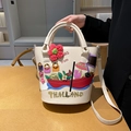 Cremeweiße PU-Leder Tote mit 3D-Blumenstickerei und bunten thailändischen Bootsmotiven - Cremeweiß