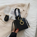 Sac seau noir structuré avec cordon de serrage et détails métalliques dorés - Noir