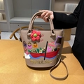 Beigefarbene Bucket Bag mit Thai-Stickerei, Blumendetails und Schultergurt - Khaki