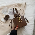 Sac seau en cuir marron foncé avec fermeture à cordon et garniture métallique dorée - café