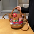 Braune Leder-Eimertasche mit Thailand-Stickerei, Blumenanhänger und Schultergurt - Gelbbraun