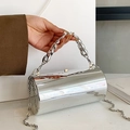 Silberne verspiegelte Zylindertasche mit klobiger Metallkette und glänzendem Finish - Silber