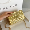 Elegante gouden rechthoekige clutch met metallic kreukeltextuur en fijne ketting - Goud