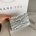 Zilveren metallic clutch met geplooide textuur, kettingriem en glanzend spiegelend effect - Zilver