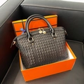 Sac à main élégant en cuir tressé noir avec détails dorés dans une boîte cadeau orange - Gris